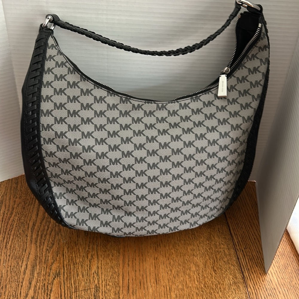 Michael  kors Lauryn  Black and Gray Hobo Bag with Monogram Print leather trim - Picture 4 of 12